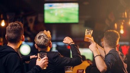 Sportsbar mit Fußballspiel