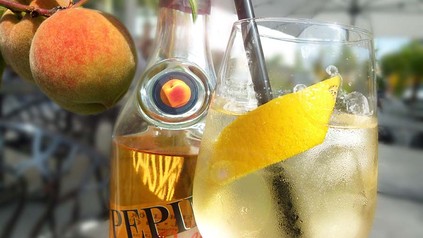 Ein Aperitif mit Pfirsichlikör
