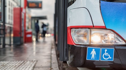 Ein Stadtbus vor einem Haus