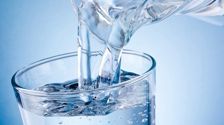 Wasserglas mit Flasche