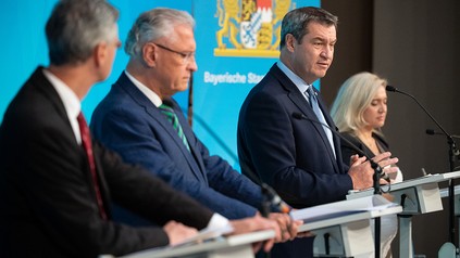 Bei der Pressekonferenz nach der Kabinettssitzung am 8. September 2020 (v.l.n.r.): Michael Piazolo, Kultusminister von Bayern, Joachim Herrmann, Innenminister von Bayern, Markus Söder, Ministerpräsident von Bayern, und Melanie Huml, Gesundheitsministerin von Bayern