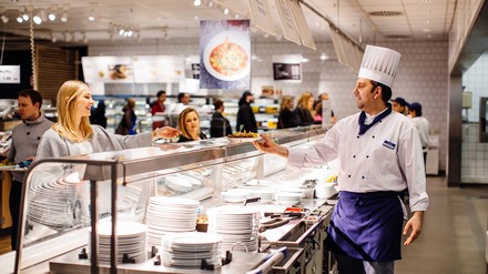 Gäste im IKEA-Restaurant