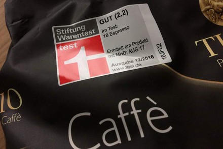 Ein Gütesiegel der Stiftung Warentest auf einer Espressopackung