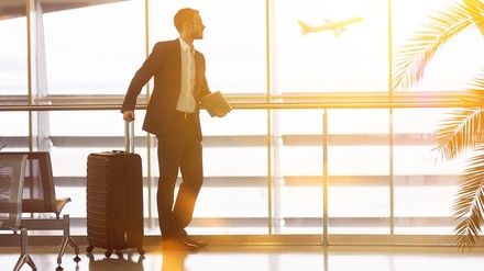 Ein Mann auf einem Flughafen