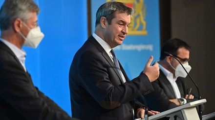 v.li: Michael Piazolo (Freie Waehler,Kultusminister Bayern), Markus Söder (Ministerpraesident Bayern und CSU Vorsitzender), Klaus Holetschek (CSU,Gesundheitsminister Bayern), Pressekonferenz der Bayerischen Staatsregierung nach Kabinettssitzung am 03.11.2021 im Prinz Carl Palais in Muenchen. (Foto: © picture alliance / SvenSimon | Frank Hoermann/SVEN SIMON)