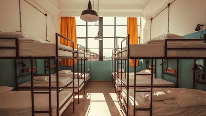 Leere Stockbetten in einer Jugendherberge/Hostel