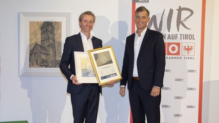 Franz-Josef Pirtl, Unternehmensinhaber des Alpenresort Schwarz, bei der Preisübergabe.