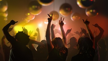 Tanzende Menschen in einer Diskothek