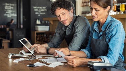 Restaurant-Besitzer machen Abrechnungen
