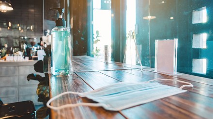 Desinfektionsmittel auf Tisch in der Gastro