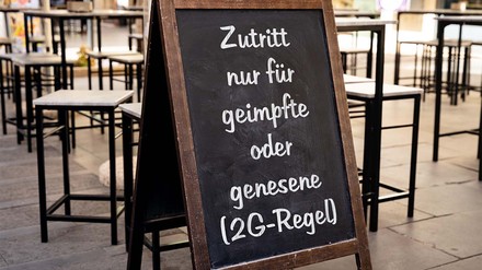Schild auf dem der Zutritt zum Restaurant nur Geimpften und Genesenen gestattet wird