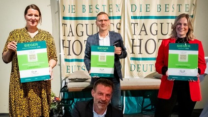 Eine Gruppe Hoteliers mit Siegerurkunden