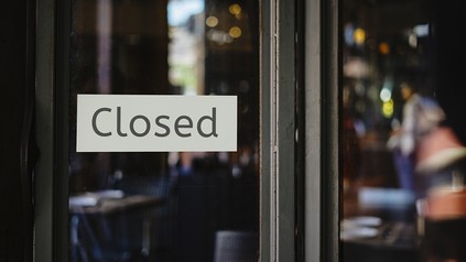 Restaurant mit "Closed"-Schild in der Tür