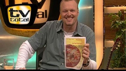 Stefan Raab hält Artikel in der Hand