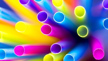 Bunter Trinkhalme aus Einwegplastik