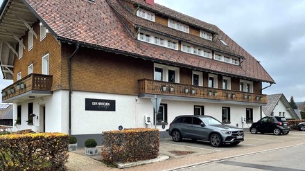 „Der Hirschen“ im Schwarzwald verfügt dank badenova nun über mehrere E-Zapfsäulen.