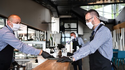 Kellner mit Mund-Nasen-Schutz