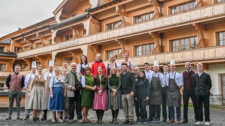 Familie Hauser und das Stanglwirt-Team vor der neuen Mitarbeiter-Residenz