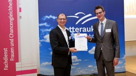 Jesse Jansen, Director of Sales & Marketing des Dolce by Wyndham Bad Nauheim, nahm die Auszeichnung „Familienfreundliches Unternehmen Wetterau 2021“ aus den Händen von Schirmherr Landrat Jan Weckler entgegen. (Foto: © Fachdienst Frauen und Chancengleichheit)