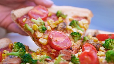 Vegane Pizza mit Jackfruit.