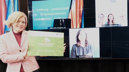 Die Bundesministerin für Ernährung und Landwirtschaft, Julia Klöckner, gratuliert den Gewinnern des Wettbewerbs, Wilma und Regina von Westphalen, Inhaberin und Geschäftsführerin des Gasthauses Grosser Kiepenkerl in Münster, Nordrhein-Westfalen (Foto: © BMEL).