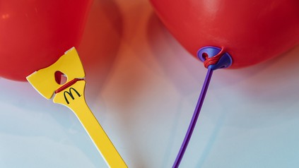 Luftballonhalterungen aus Papier und aus Plastik von McDonald's Deutschland