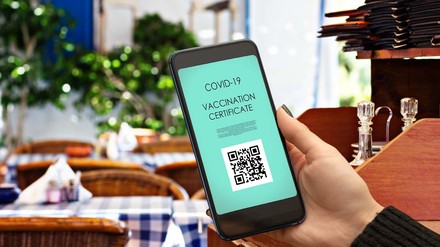 Impfnachweis, der auf dem Smartphone geöffnet ist