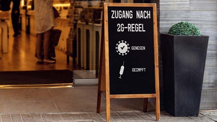 Aufsteller, der den Zugang zum Restaurant nur für Geimpfte und Genesene erlaubt