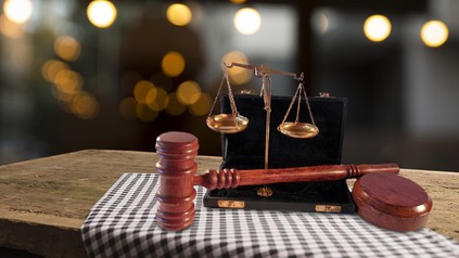 Ein Richterhammer auf einem Restauranttiscvh