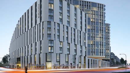 Außenansicht des Scandic Frankfurt Hafenpark.