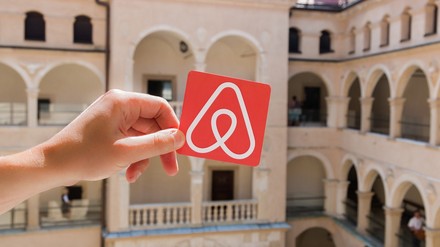 Das Logo von Airbnb