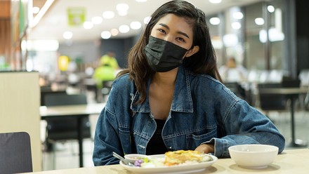 Gast mit Mundschutz