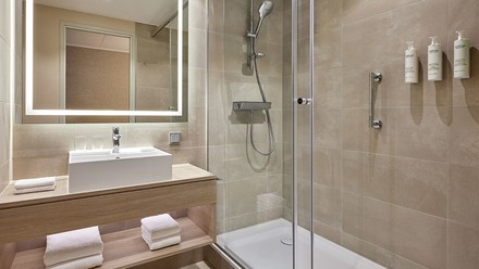 Ein Luxuriöses Badezimmer im Courtyard by Marriott Berlin Mitte.