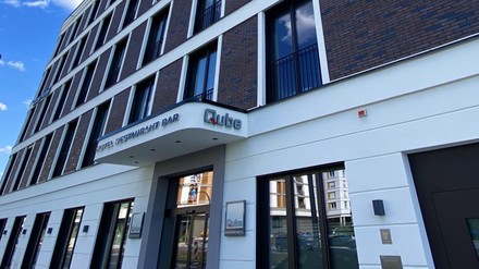 Außenfassade des neuen Qube Hotels in Heidelberg-Bahnstadt