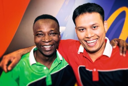 Asiat und Afrikaner lachen in die Kamera