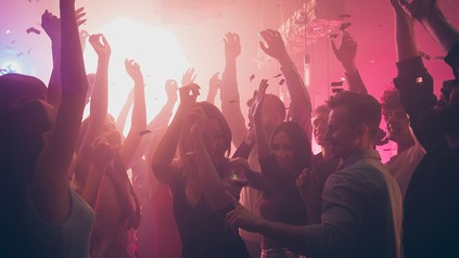 Menschen auf einer Tanzveranstaltung