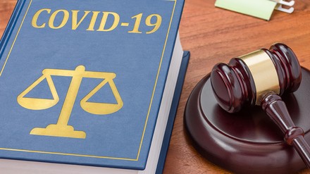 Ein Tisch mit Richterhammer