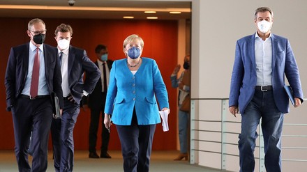 Michael Müller (SPD, vorne l-r), Regierender Bürgermeister von Berlin und Vorsitzender der Ministerpräsidentenkonferenz, Bundeskanzlerin Angela Merkel (CDU) und Markus Söder (CSU), Ministerpräsident von Bayern.