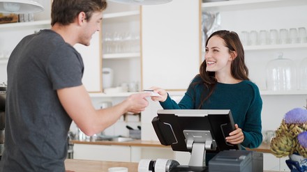 Mitarbeiter an der Kasse