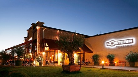 L’Osteria hell beleuchtet.