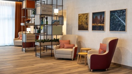 Kunstausstellung in der Lobby des IntercityHotel Wiesbaden