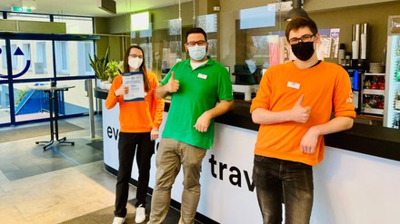 Für die Wahl der Unterkunft gerade bei Kinder- und Jugendreisen ist die „zertifizierte Qualität ein absolutes Buchungs-Kriterium“, weiß auch Dresdens General Manager Alexander Büthe (M.), der sich zusammen mit Steven Schlaucher (l.) und Philip Gerstendörfer über die erneute Zertifizierung des A&o freut (Foto: © a&o Hostels).