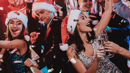 Tanzende Leute bei einer Weihnachtsfeier.