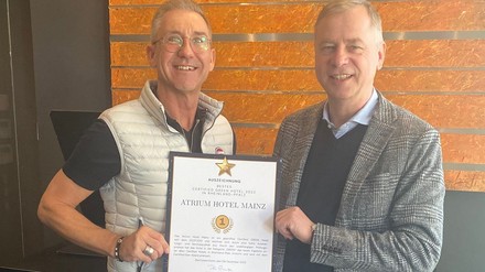 Das Atrium Hotel Mainz holt zum dreitten mal in Folge den Titel (Certified Green Hotel). Im Bild: V.l.n.r. René_Bischel und Till Runte.