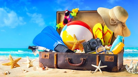 Ein Reisekoffer am Strand