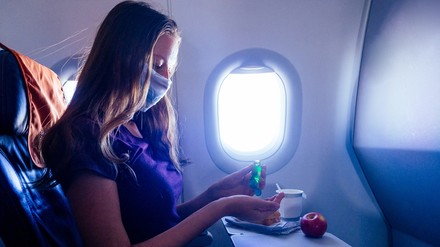 Eine Frau in einem Flugzeug