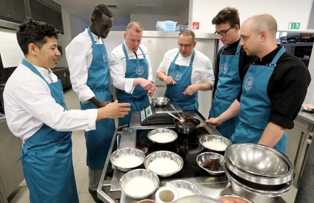 Ronny Siewert, Steffen Duckhorn, Reza Habibi, Boubout Aba Mbarak, Jeremy Hycnar und Anton Hrechko bei einer Besprechung in der Küche