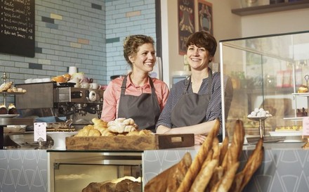 2 Frauen hinter einer Bäcker-Theke