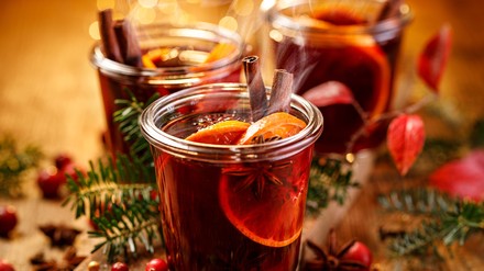 Dampfender Glühwein in Tassen.