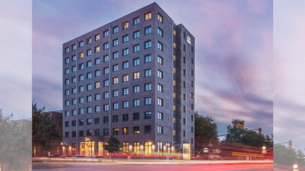 Außenansicht eines Hotels in der Abenddämmerung